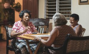 Personas de la comunidad compartiendo un momento de aprendizaje y conversación