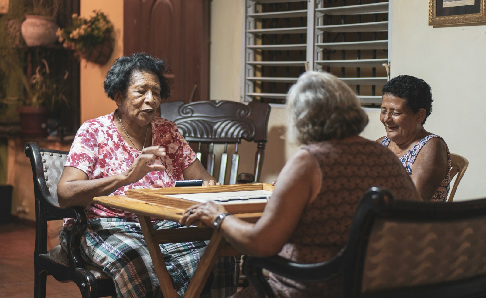 Personas de la comunidad compartiendo un momento de aprendizaje y conversación